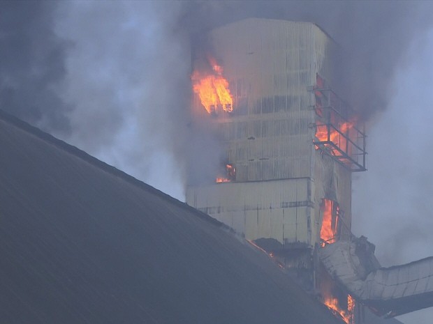 Incêndio destrói armazém de açúcar no Porto de Santos (Foto: Reprodução / TV Tribuna)