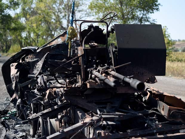 Os restos de veículo blindado é visto nesta quarta-feira (3) em rua de Ilovaisk, a 50 km de Donetsk (Foto: AFP PHOTO/ FRANCISCO LEONG)