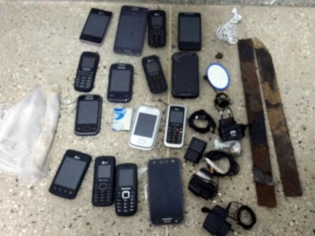 Material explosivo (dentro do saco, à esqueda da foto) foi encontrado durante uma revista no presídio de Alcaçuz (Foto: Divulgação/ Sejuc)