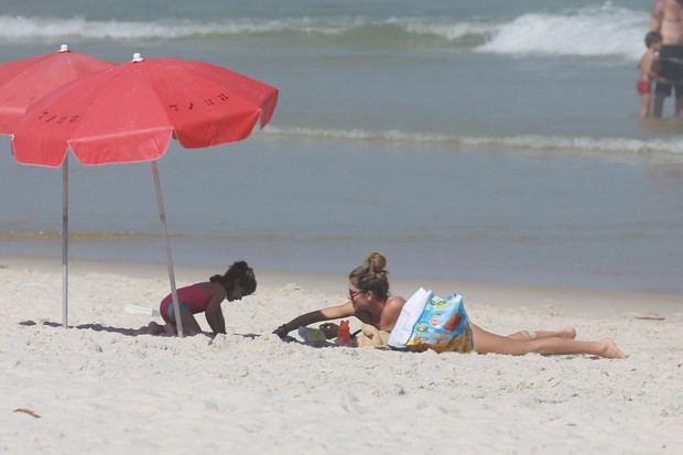 Grazi Massafera na praia com a filha Sofia (Foto: Dilson Silva/ AG. News) Grazi Massafera na praia com a filha Sofia (Foto: Dilson Silva/ AG. News)