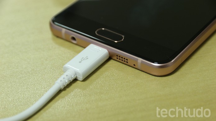 Galaxy A7 2016 tem carregamento rápido (Foto: Ana Marques/TechTudo) Galaxy A7 2016 tem carregamento rápido (Foto: Ana Marques/TechTudo)