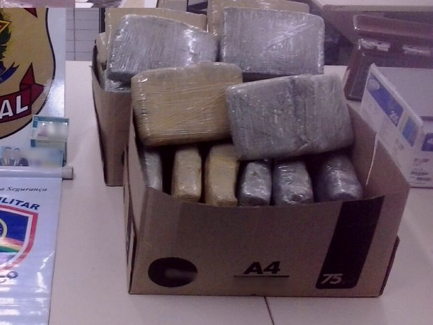 Droga apreendida foi encaminhada para a Delegacia de Polícia Federal em Caruaru (Foto: Divulgação/Polícia Militar)