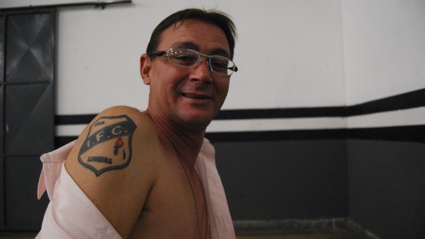 Emerson Gomes estava no bingo e fez até tatuagem para homenagear o Galo (Foto: Marcello Carvalho)