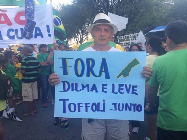 Em Natal, manifestante mostra cartaz contra a presidente Dilma Rousseff e o ministro Dias Toffoli, do STF (Foto: Fernanda Zauli/G1)