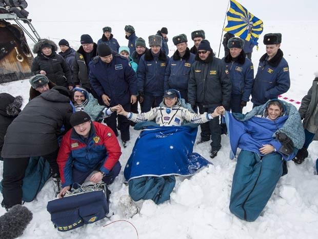 O ex-comandante da ISS Oleg Kotov (C) e os engenheiros de voo Sergei Ryazansky (L) e Michael Hopkins são resgatados após passarem 6 meses no espaço. (Foto: Bill Ingalls / Nasa / Divulgação via Reuters)