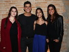 Eduardo Moscovis recebe a mulher e as filhas em pré-estreia em São Paulo