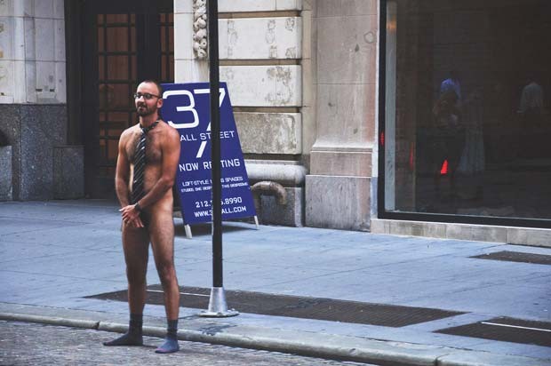 Homem usa apenas gravata e meias durante o protesto na Bolsa de Valores de Nova York.  (Foto: Anthony Miler/newcriteria.wordpress.com/AP)