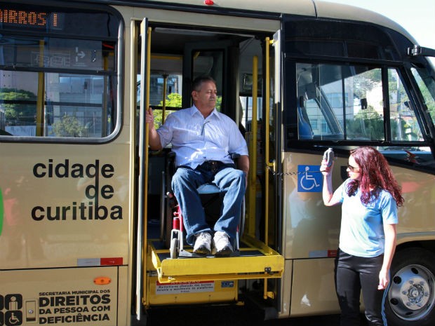 Microônibus adaptados irão fazer transporte gratuito de pessoas com dificuldade de locomoção (Foto: Cesar Brustolin/SMCS/Divulgação)