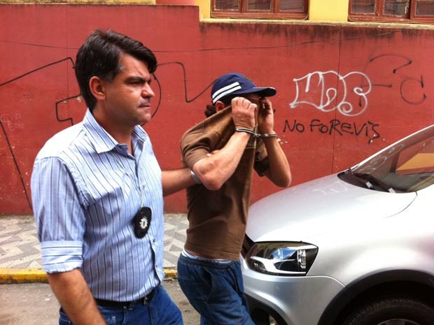 Suspeito foi preso com pertences de vítima, disse delegado (Foto: Felipe Truda/G1)