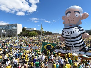 BRASÍLIA - Boneco inflávio do ex-presidente Lula com uniforme de presidiário é visto durante manifestação em frente ao Congresso Nacional, em Brasília (Foto: Evaristo Sa/AFP)