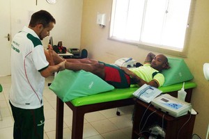 Paulo Sérgio em tratamento com fisioterapeuta do clube, Marcos Riccelli (Foto: Divulgação)