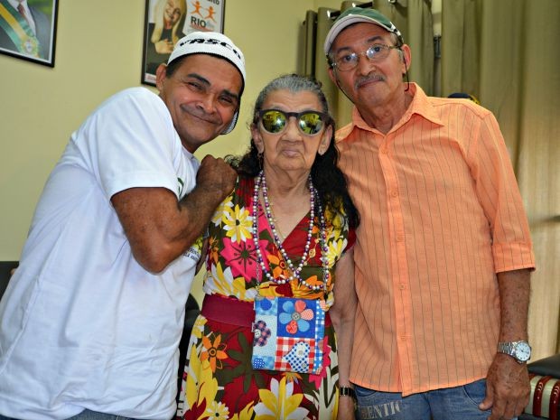 Irmãos Cleomar Freire e José Vieira ao lado da mãe Maria Tereza, de 75 anos (Foto: Caio Fulgêncio/G1)