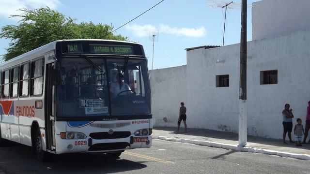 Moradores de Santos Reis, em Natal, reclamam dos ônibus 'lotados' no bairro (Foto: Lamonier Araújo/G1)