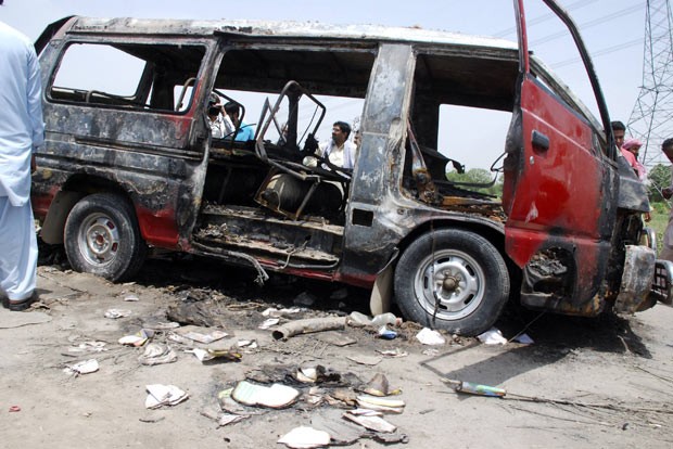 Destroços do ônibus após a explosão neste sábado (25) em Mangowal, no Paquistão (Foto: Reuters)