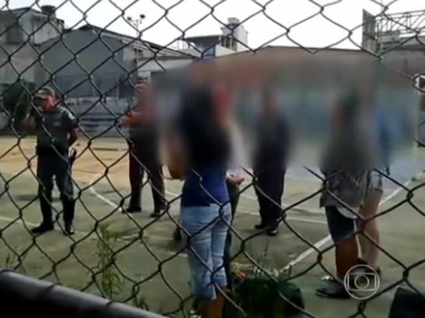 PM em escola onde houve confusão na Zona Leste de SP (Foto: Reprodução/TV Globo)