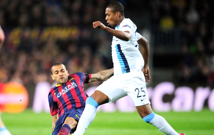 Daniel Alves e Fernandinho no jogo Barcelona e Manchester City (Foto: AP)
