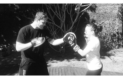Regiane Alves treina boxe: 'Mamãe tentando entrar em forma', escreveu ela (Foto: Reprodução do Instagram)