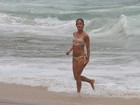 Fernanda de Freitas exibe corpo sequinho em dia de praia com amigas