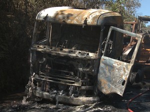 Carretas colidem e pegam fogo na BR-262 entre Uberaba e Araxá (Foto: Reprodução/ TV Integração)