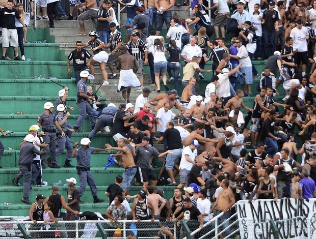 confronto torcida corinthians pacaembu (Foto: Marcos Ribolli / globoesporte.com)