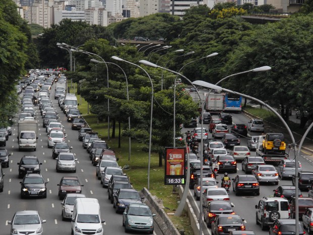 Trânsito congestionado na avenida 23 de Maio, próximo ao Viaduto Santa Generosa, nesta sexta-feira (21), em São Paulo. (Foto: Mariana Topfstedt/Sigmapress/Folhapress)