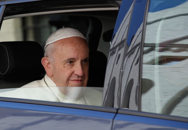 O Papa Francisco chega a Assis, na Itália (Foto: Alessandra Tarantino/AP)