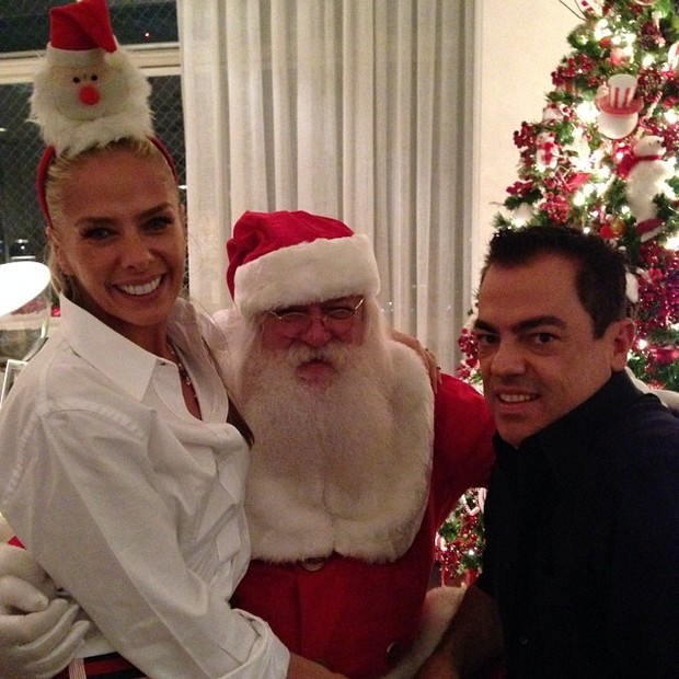 Adriane Galisteu posa com &#39;Papai Noel&#39; e Marco Antônio Di Biaggi (Foto: Instagram)