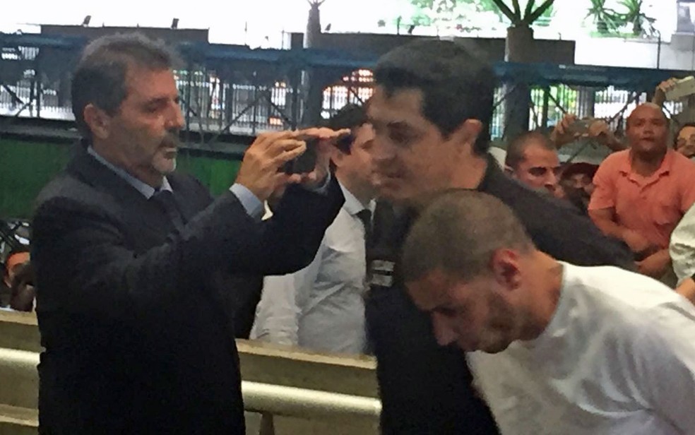 Alípio dos Santos chega para depor na delegacia do Metrô Barra Funda (Foto: Tatiana Santiago/G1)