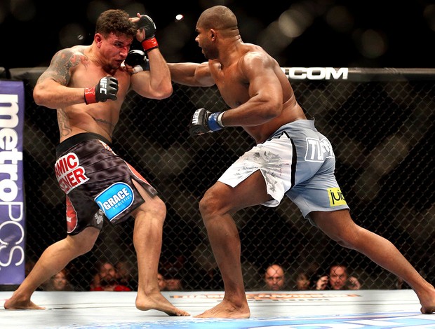 http://s2.glbimg.com/VEEcDc9IQddUS7OoTTWSxEfa5E0=/620x470/s.glbimg.com/es/ge/f/original/2014/02/02/3ufc_frankmir_alistairovereem_joecamporeale_usatodaysports_reu.jpg