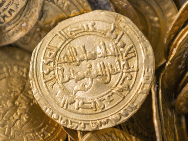 Detalhe de uma das moedas encontradas no mar; após mil anos perdidas, elas sequer precisaram de limpeza (Foto: Jack Guez/AFP)