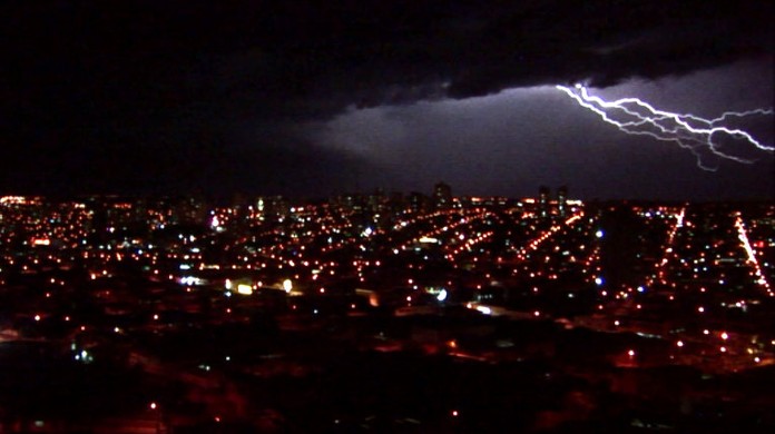 Chuva com muitos raios na noite de segunda para terça-feira assusta  moradores e derruba árvores