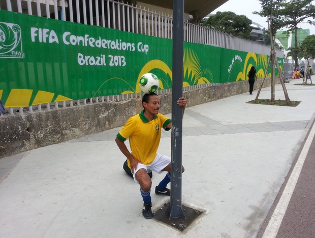 Jacozinho de Alagoas posa para foto em frente ao Maracanã (Foto: Eduardo Peixoto)