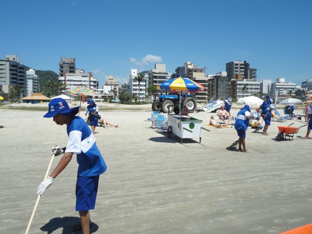 96 trabalhadores, moradores do litoral, foram contratados pela Sanepar para a limpeza das praias (Foto: Divulgação / Aen) 96 trabalhadores, moradores do litoral, foram contratados pela Sanepar para a limpeza das praias (Foto: Divulgação / Aen)