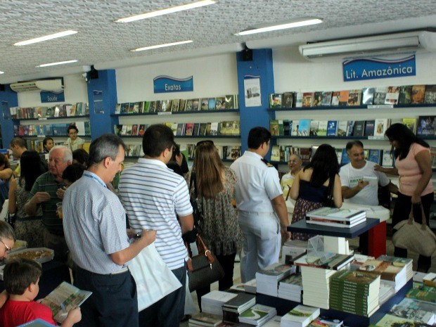 Fila para autógrafo do livro tomou conta da livraria onde ocorreu o lançamento (Foto: Marcos Dantas / G1 AM)