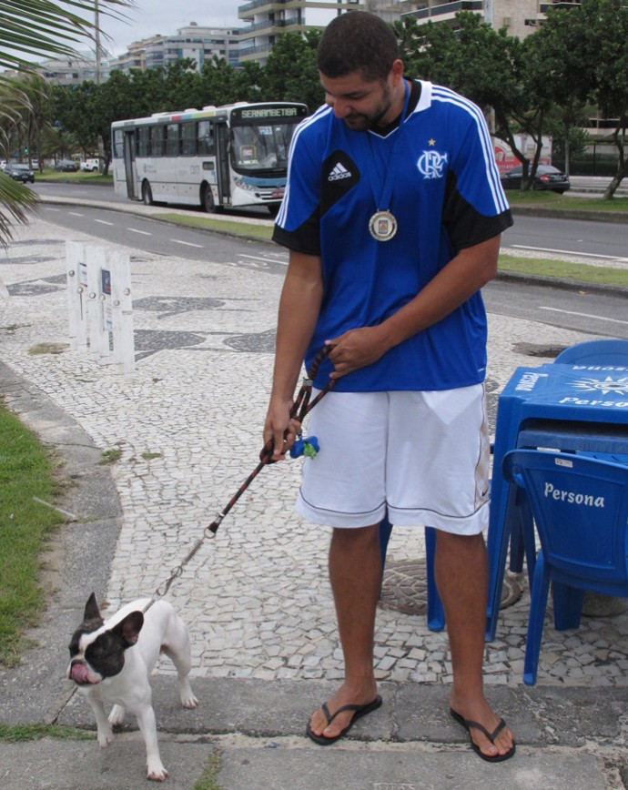 Olivinha caminhando na praia com o cachorro (Foto: Fabio Leme)