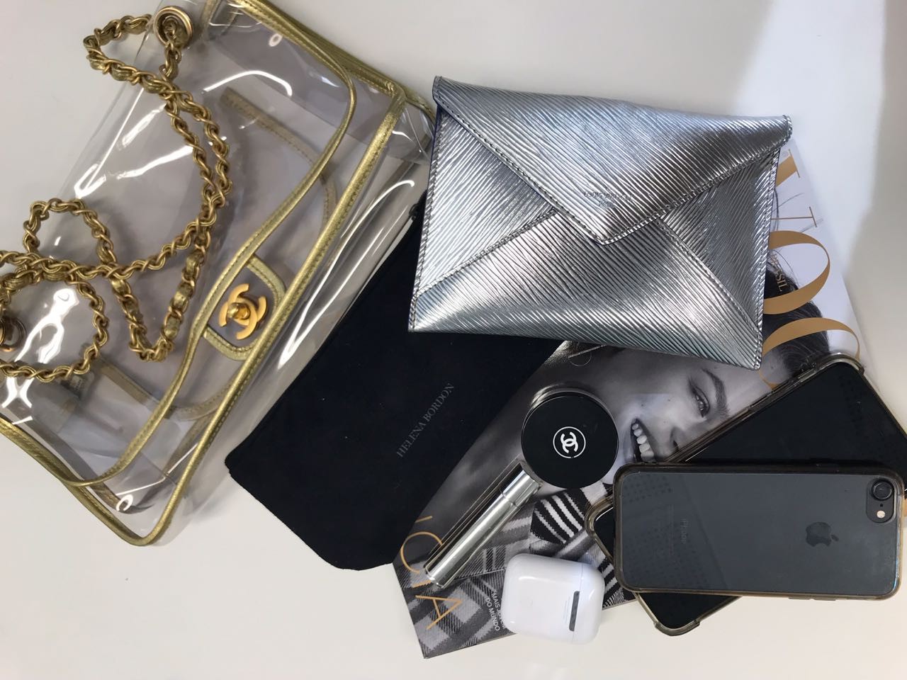 Os itens que Donata carrega na sua Chanel transparente vintage (Foto: Vogue)