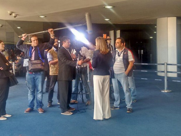 Equipe da cineasta Maria Augusta Ramos faz entrevista no salão azul do Senado para documentário sobre o impeachment de Dilma (Foto: Laís Lis / G1)