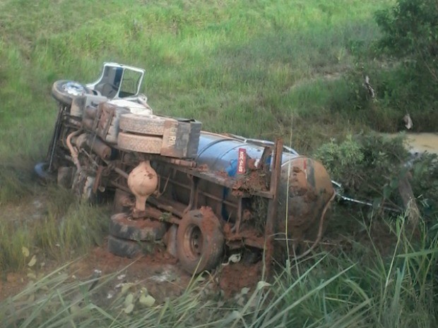 G Caminh O Carregado Leite Tomba E Derruba Carga Em C Rrego De