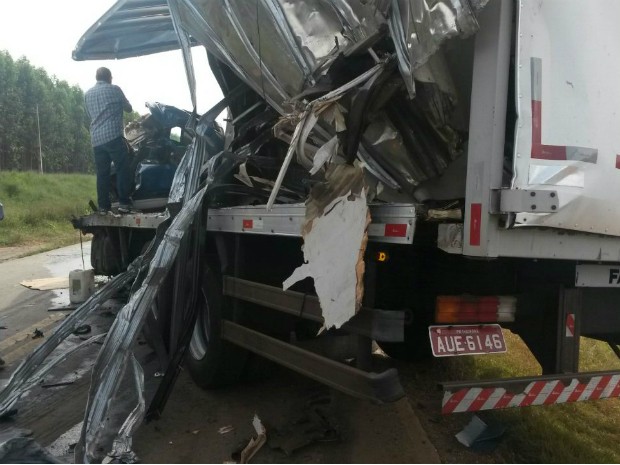 Baú de caminhão que vítima dirigia também ficou destruído (Foto: Lucas Cerejo/ TV TEM)