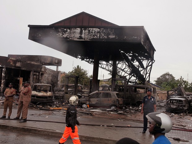 Seguranças vistoriam local de explosão de um posto de gasolina em Acra, capital de Gana, na quinta (4) (Foto: AP Photo/Christian Thompson)