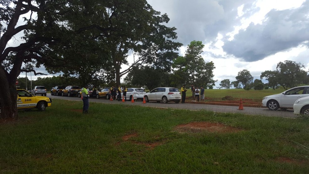 No sábado à tarde, uma das pista de acesso à L4 Sul foi alvo de fiscalização do Detran (Foto: Detran/Reprodução)
