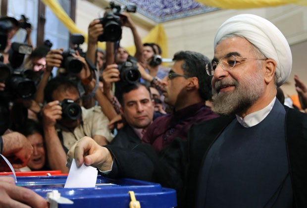 Hassan Rowhani, candidato moderado à presidência do Irã, deposita seu voto em urna em Teerã nesta sexta-feira (14) (Foto: Atta Kenare/AFP)