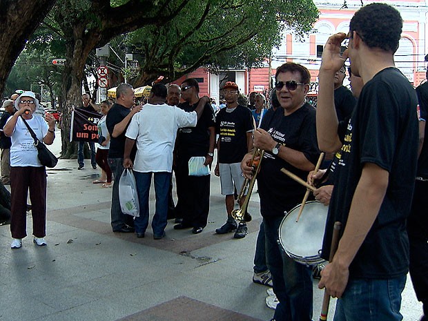 idosos protestam em salvador (Foto: Imagem/ TV Bahia)