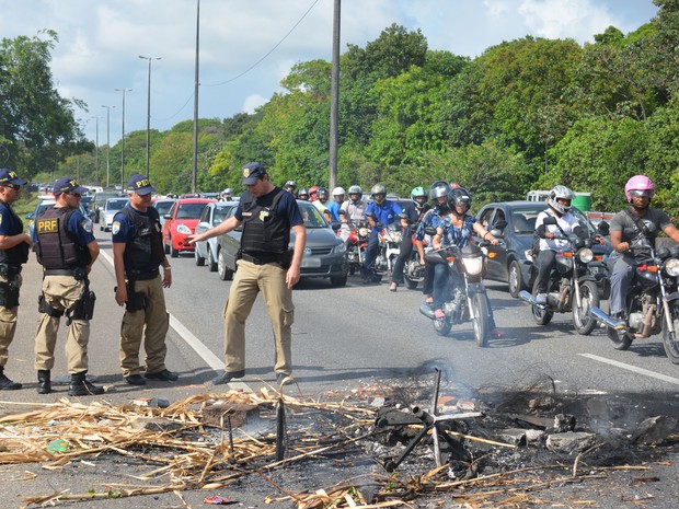 Trabalhadores de uma empresa de limpeza urbana bloquearam rodovia em João Pessoa (Foto: Walter Paparazzo/G1)