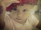 Carolinie Figueiredo posta foto da filha com florzinhas na cabeça