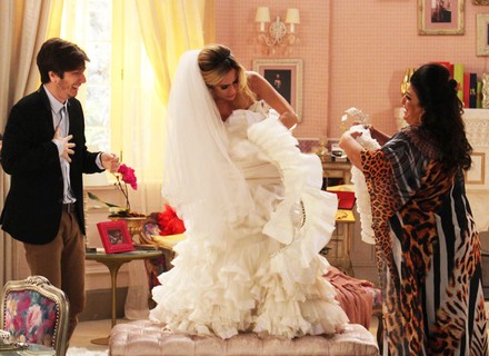 Fedora rasga o vestido de noiva depois de ver vídeo de Estelinha