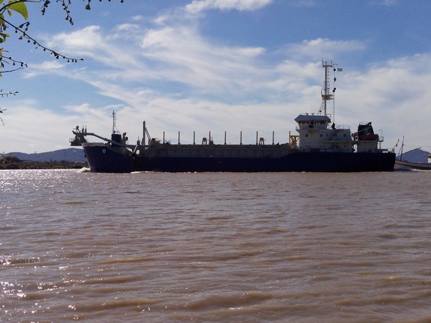 Marinha bloqueia canal de acesso ao Porto de Itajaí (Foto: Luiz Carlos Souza/RBS TV)