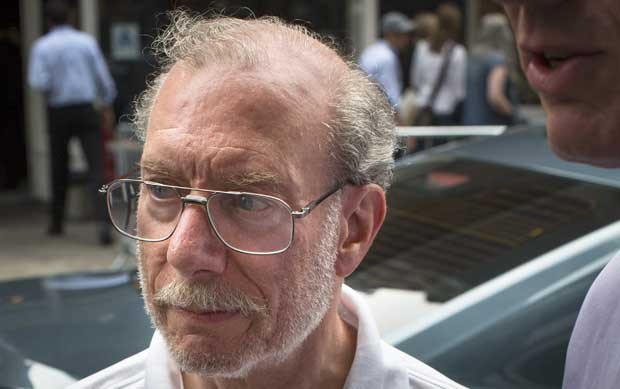 Stan Patz, pai do garoto desaparecido Etan Patz, perto da sua casa nesta sexta (25), dia em que o assassino confesso foi acusado de homicídio doloso (Foto: AP)