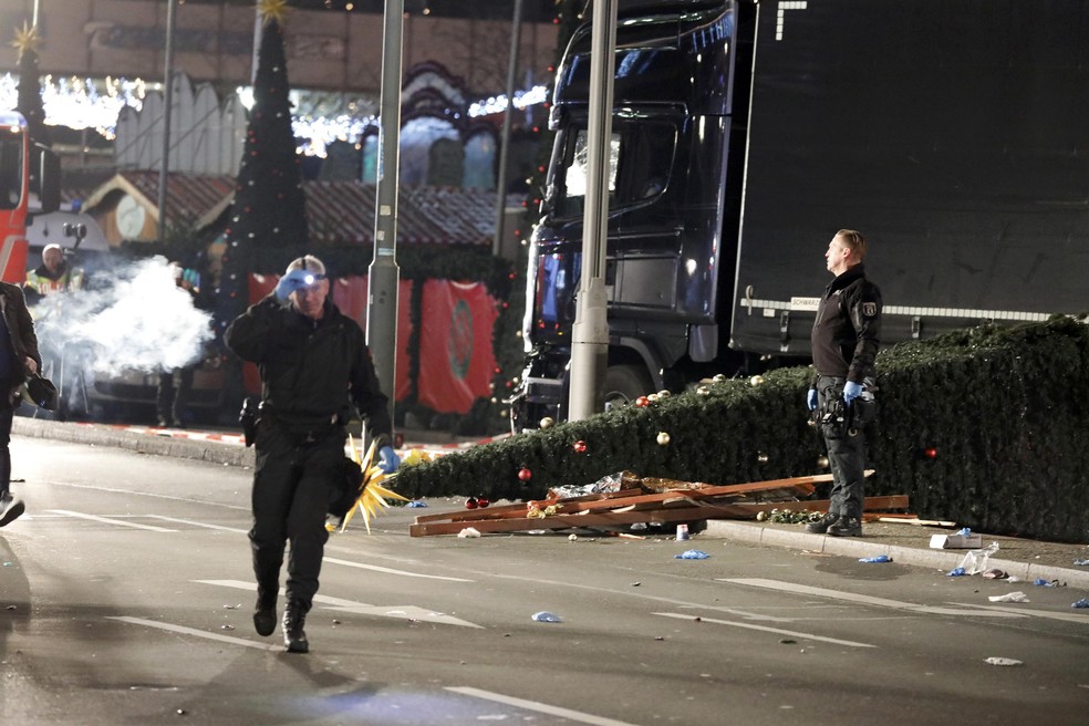 Árvore de Natal é vista caída em rua de Berlim após invasão de caminhão em mercado de Natal (Foto: REUTERS/Pawel Kopczynski)