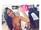 Yanna Lavigne faz selfie de biquíni e exibe barriga seca